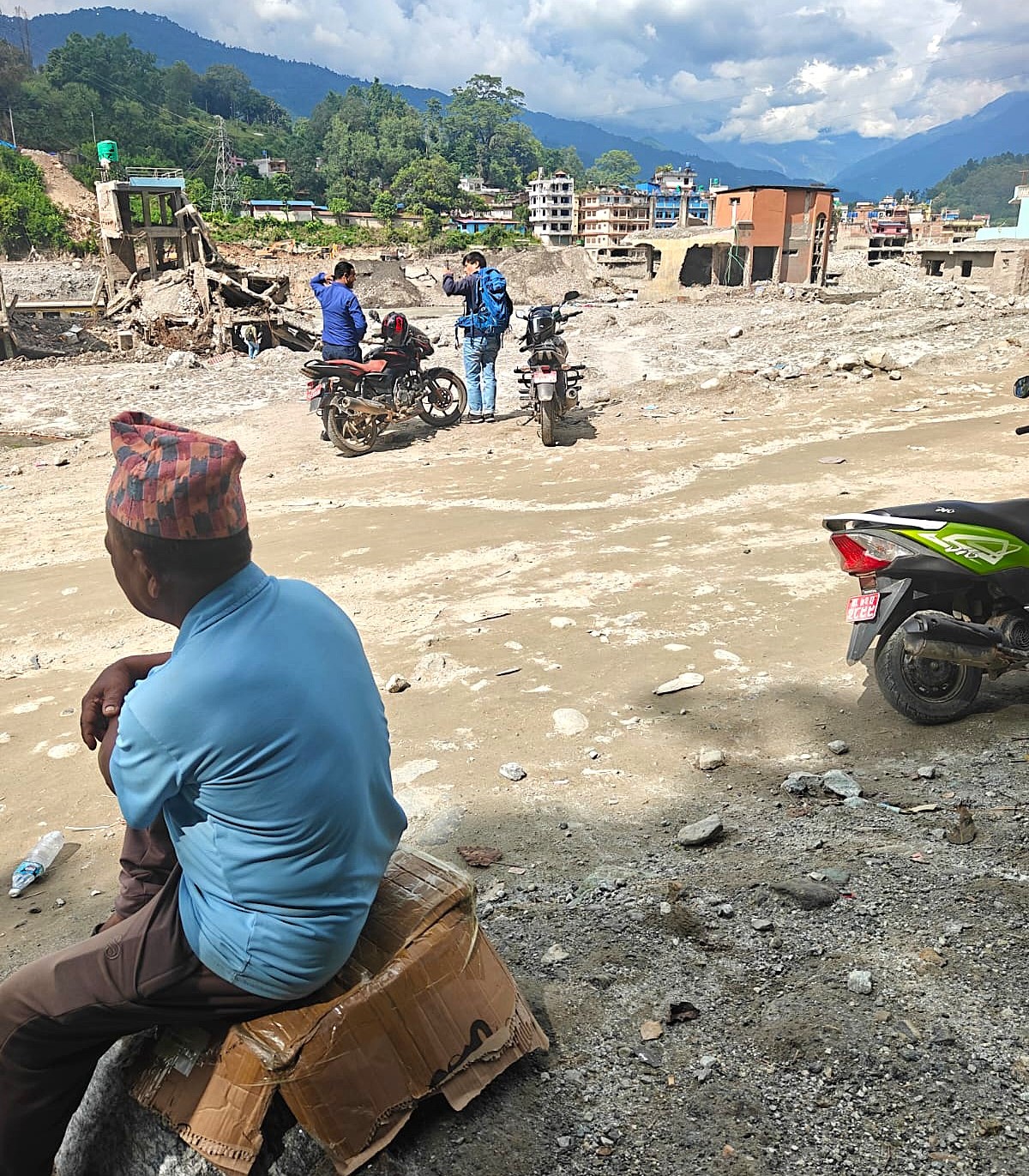Nepali schaut auf sein zerstörtes Haus 2